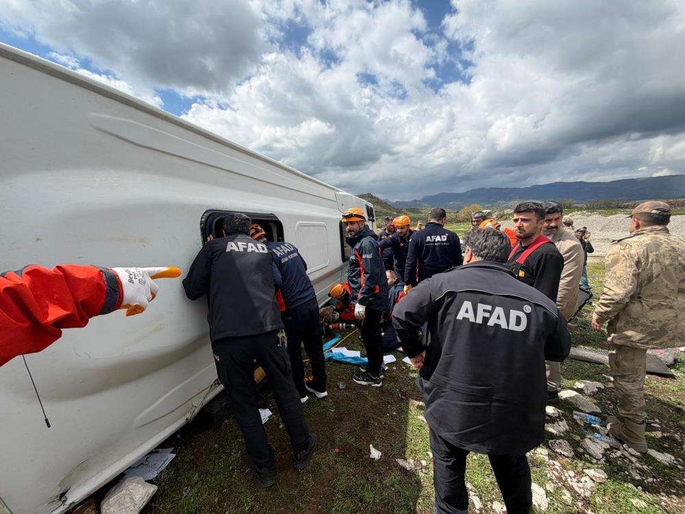 Yolcu otobüsü devrildi! Ölü ve çok sayıda yaralı var 5